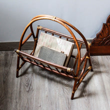 Charger l'image dans la galerie, Porte-revues en rotin vintage