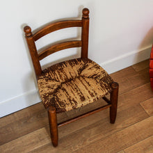 Charger l'image dans la galerie, Chaise en paille vintage pour enfant