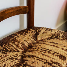 Charger l'image dans la galerie, Chaise enfant en bois et paille