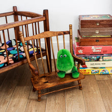 Charger l'image dans la galerie, Fauteuil de poupée en bois vintage