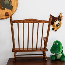 Charger l'image dans la galerie, Fauteuil de poupée en bois vintage