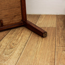 Charger l'image dans la galerie, Lit de poupée en bois vintage