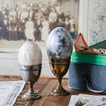 Charger l'image dans la galerie, Œufs en onyx et leur coquetier vintage