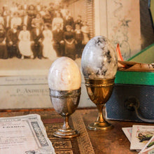 Charger l'image dans la galerie, Œufs en onyx et leur coquetier vintage