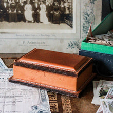 Charger l'image dans la galerie, Boite en cuir et bois vintage