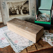 Charger l'image dans la galerie, Boite en bois d'artisan vintage
