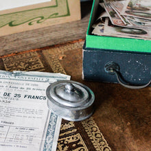 Charger l'image dans la galerie, Pilulier en étain vintage