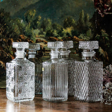 Charger l'image dans la galerie, Carafes à whisky en verre vintage