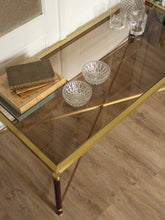 Charger l'image dans la galerie, Table basse en laiton et verre fumé