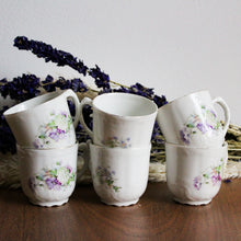 Charger l'image dans la galerie, Petites tasses en porcelaine