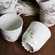 Charger l'image dans la galerie, Petites tasses en porcelaine