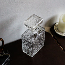 Charger l'image dans la galerie, Carafe à whisky en verre ancienne