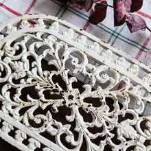 Charger l'image dans la galerie, Dessous de plat blanc oval ancien