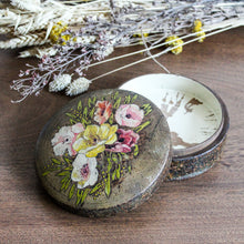 Charger l'image dans la galerie, Boîte ronde en bois vintage | Touche rose