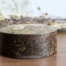 Charger l'image dans la galerie, Boîte ronde en bois vintage | Touche rose