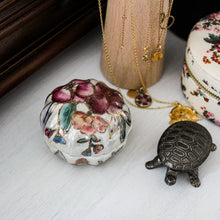 Charger l'image dans la galerie, Petite boîte asiatique en porcelaine irisée