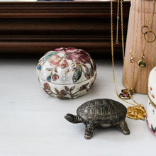 Charger l'image dans la galerie, Petite boîte asiatique en porcelaine irisée