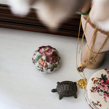 Charger l'image dans la galerie, Petite boîte asiatique ancienne en porcelaine irisée