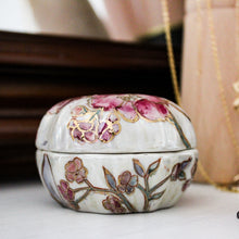 Charger l'image dans la galerie, Petite boîte asiatique en porcelaine irisée
