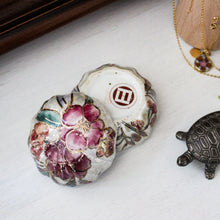 Charger l'image dans la galerie, Petite boîte asiatique en porcelaine irisée