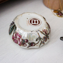 Charger l'image dans la galerie, Petite boîte asiatique en porcelaine irisée