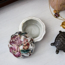 Charger l'image dans la galerie, Bonbonnière asiatique en porcelaine