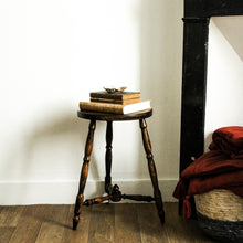Charger l'image dans la galerie, Tabouret en bois tripode vintage
