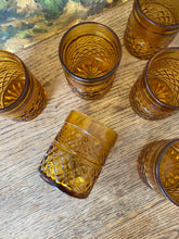 Charger l'image dans la galerie, Verres ambrés ciselés vintage