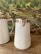 Charger l'image dans la galerie, Théière et son pot à lait en porcelaine
