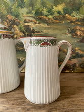Charger l'image dans la galerie, Théière et son pot à lait en porcelaine