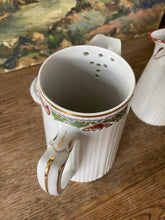 Charger l'image dans la galerie, Théière et son pot à lait en porcelaine