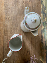 Charger l'image dans la galerie, Théière et son pot à lait en porcelaine