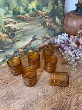 Charger l'image dans la galerie, Verres ambrés ciselés vintage