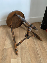 Charger l'image dans la galerie, Tabouret en bois tripode vintage