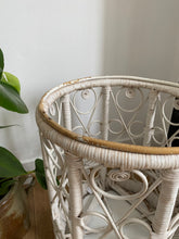Charger l'image dans la galerie, Pouf en rotin Peacock vintage