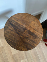 Charger l'image dans la galerie, Tabouret en bois tripode vintage