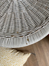 Charger l'image dans la galerie, Pouf en rotin Peacock vintage