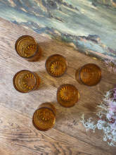 Charger l'image dans la galerie, Verres ambrés ciselés vintage