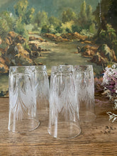 Charger l'image dans la galerie, Verres hauts en verre ciselé vintage