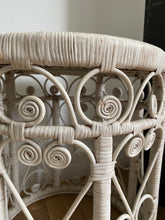 Charger l'image dans la galerie, Pouf en rotin Peacock vintage