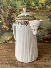 Charger l'image dans la galerie, Théière et son pot à lait en porcelaine