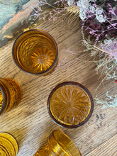 Charger l'image dans la galerie, Verres ambrés ciselés vintage