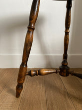 Charger l'image dans la galerie, Tabouret en bois tripode vintage
