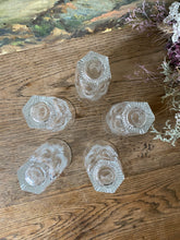 Charger l'image dans la galerie, Verres hauts en verre ciselé vintage