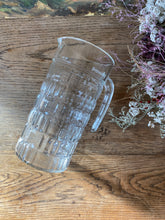 Charger l'image dans la galerie, Pichet en verre "Préfontaines" vintage