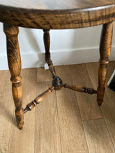 Charger l'image dans la galerie, Tabouret en bois tripode vintage