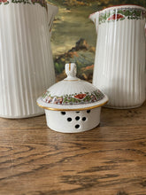 Charger l'image dans la galerie, Théière et son pot à lait en porcelaine
