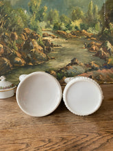 Charger l'image dans la galerie, Théière et son pot à lait en porcelaine