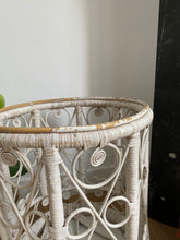 Charger l'image dans la galerie, Pouf en rotin Peacock vintage