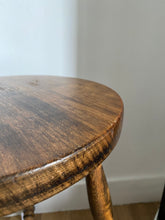Charger l'image dans la galerie, Tabouret en bois tripode vintage